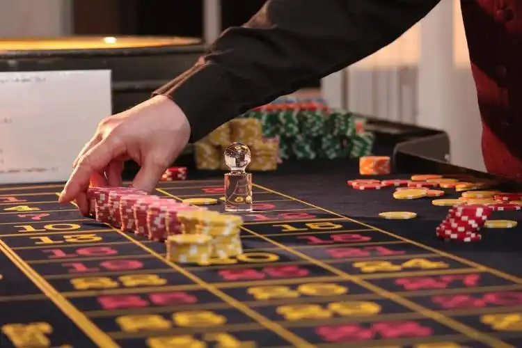 Antarmuka aplikasi mobile cincin bet dengan menu sportsbook, live dealer, dan slot games